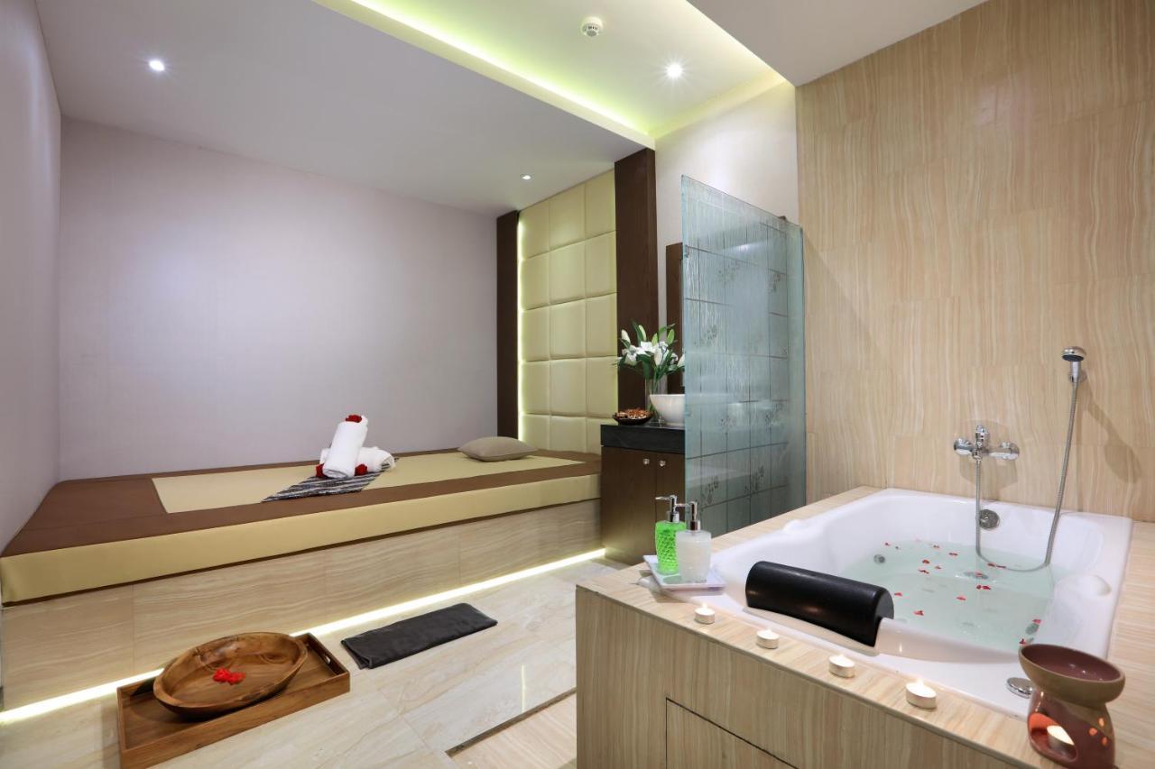 Отель Harper Palembang By Aston Экстерьер фото