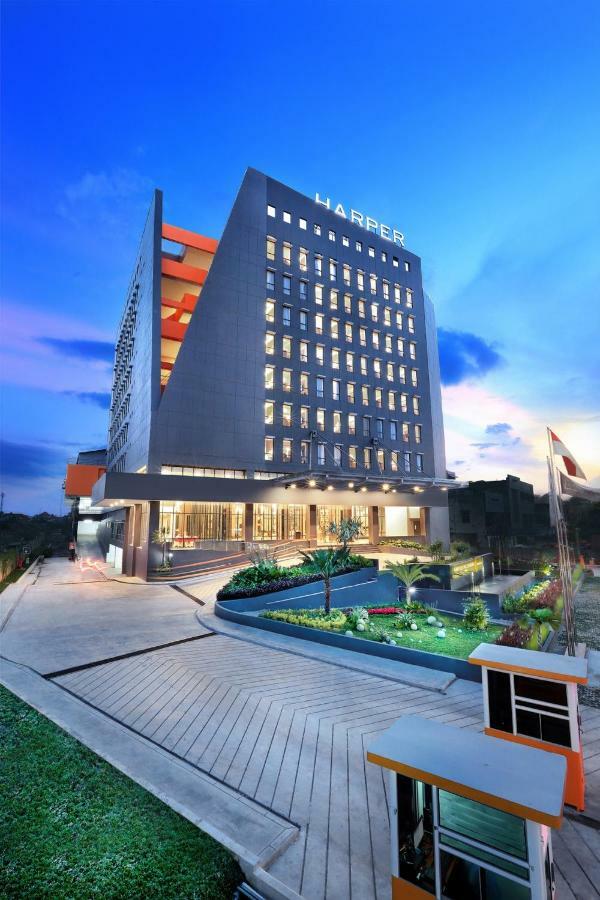 Отель Harper Palembang By Aston Экстерьер фото